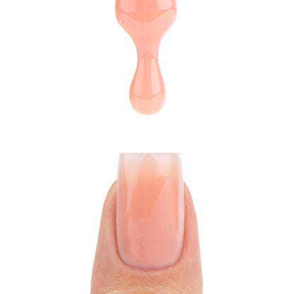 Application de Smart Base Pro Soft Amber Nails Company avec pinceau et matière beige rosée qui coule.