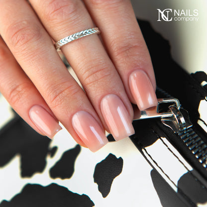 Manucure réalisée avec Smart Base Pro Soft Amber Nails Company seule pour rendu nude naturel.