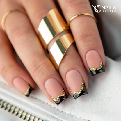 Nail art réalisé sur Smart Base Pro Soft Amber Nails Company beige pêche rosé sur les ongles.