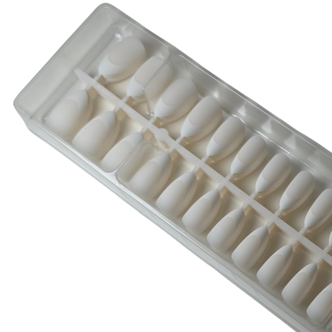 Boîte ouverte de SnapNails Almond Milky White & White de Nails By Tracy montrant les capsules réparties par tailles
