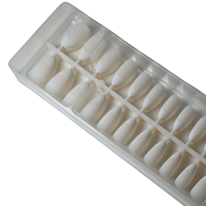 Boîte ouverte de SnapNails Almond Milky White & White de Nails By Tracy montrant les capsules réparties par tailles