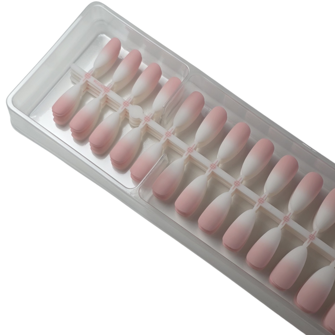 SnapNails Almond Nude & Baby Boomer Nails By Tracy boite ouverte avec capsules visibles.