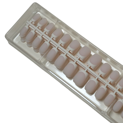 Boîte ouverte de SnapNails Square Milky White & White de Nails By Tracy avec capsules réparties par tailles