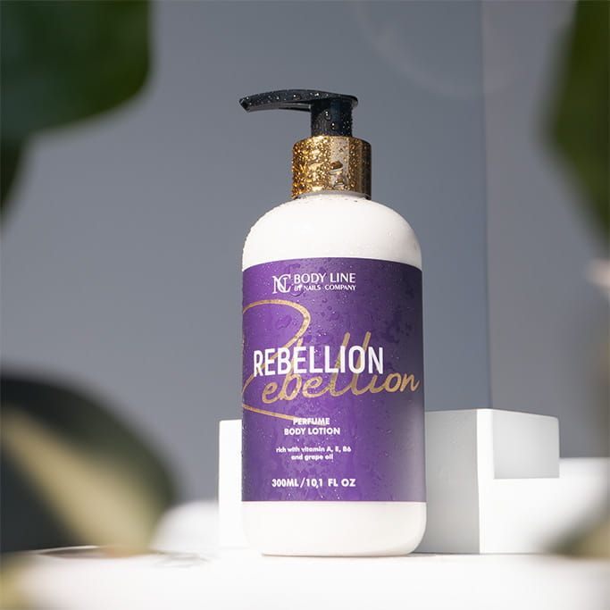 Flacon soin corps Rebellion Nails Company 300 ml hydratant à absorption rapide au parfum inspiré Manifesto Elixir.