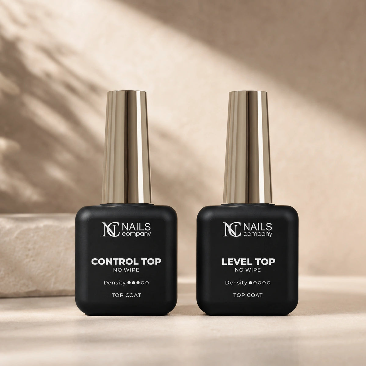 Deux flacons de top coat Nails Company, Control Top et Level Top, présentés côte à côte