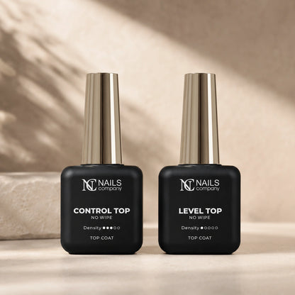 Deux flacons de top coat Nails Company, Control Top et Level Top, présentés côte à côte