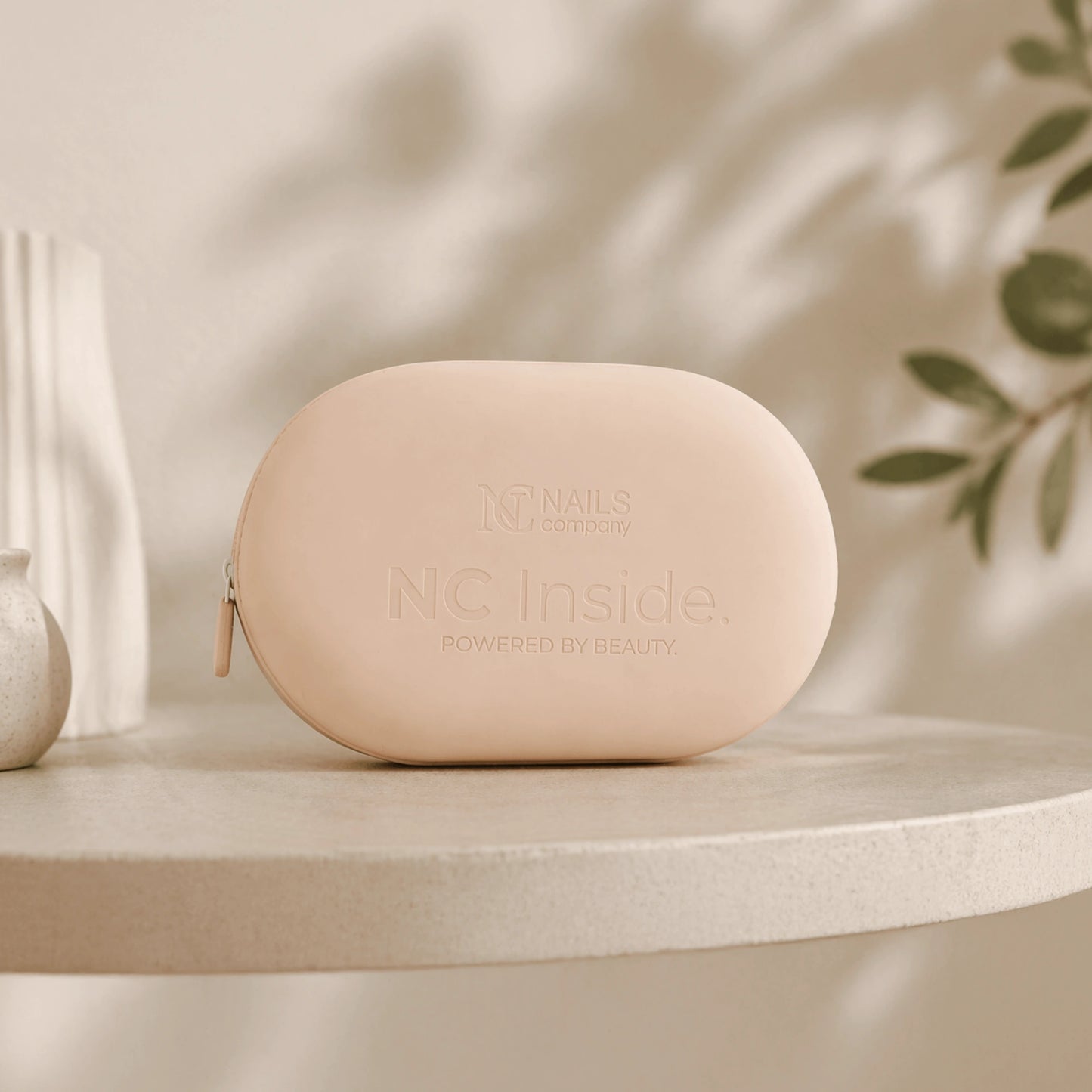 Trousse nude NC Inside Nails Company mise en scène sur table dans un décor minimaliste.