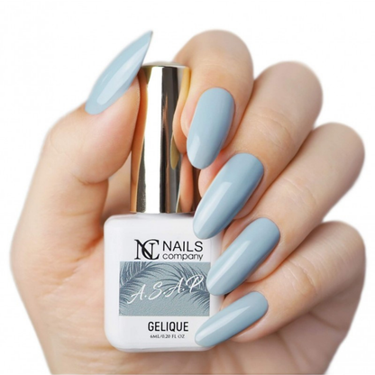 Main tenant le flacon de vernis semi-permanent A.S.A.P. de Nails Company, collection Metropolitan