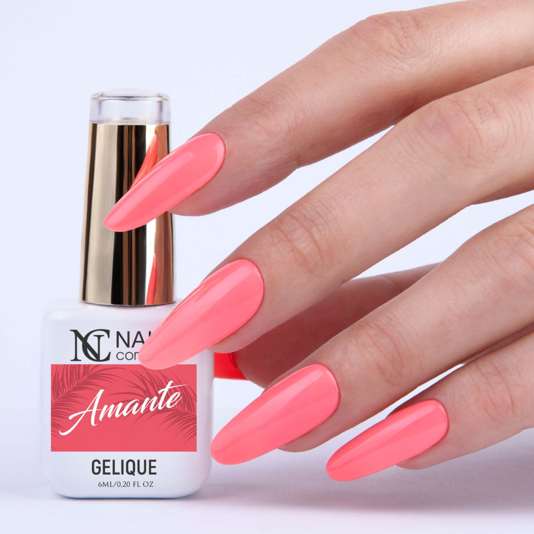 Vernis semi-permanent Amante de Nails Company en flacon tenu en main, teinte rose pêche aux sous-tons chauds