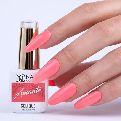 Vernis semi-permanent Amante de Nails Company en flacon tenu en main, teinte rose pêche aux sous-tons chauds