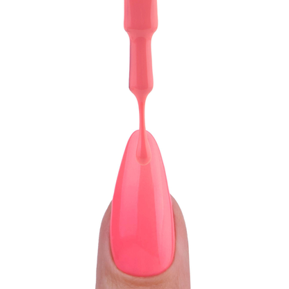 Application du vernis semi-permanent Amante de Nails Company au pinceau, texture crémeuse rose pêche sur le doigt
