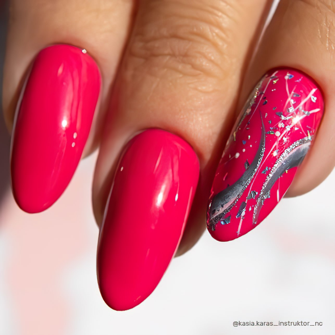Ongles naturels avec le vernis semi-permanent Arancini de Nails Company, rose framboise intense avec nail art