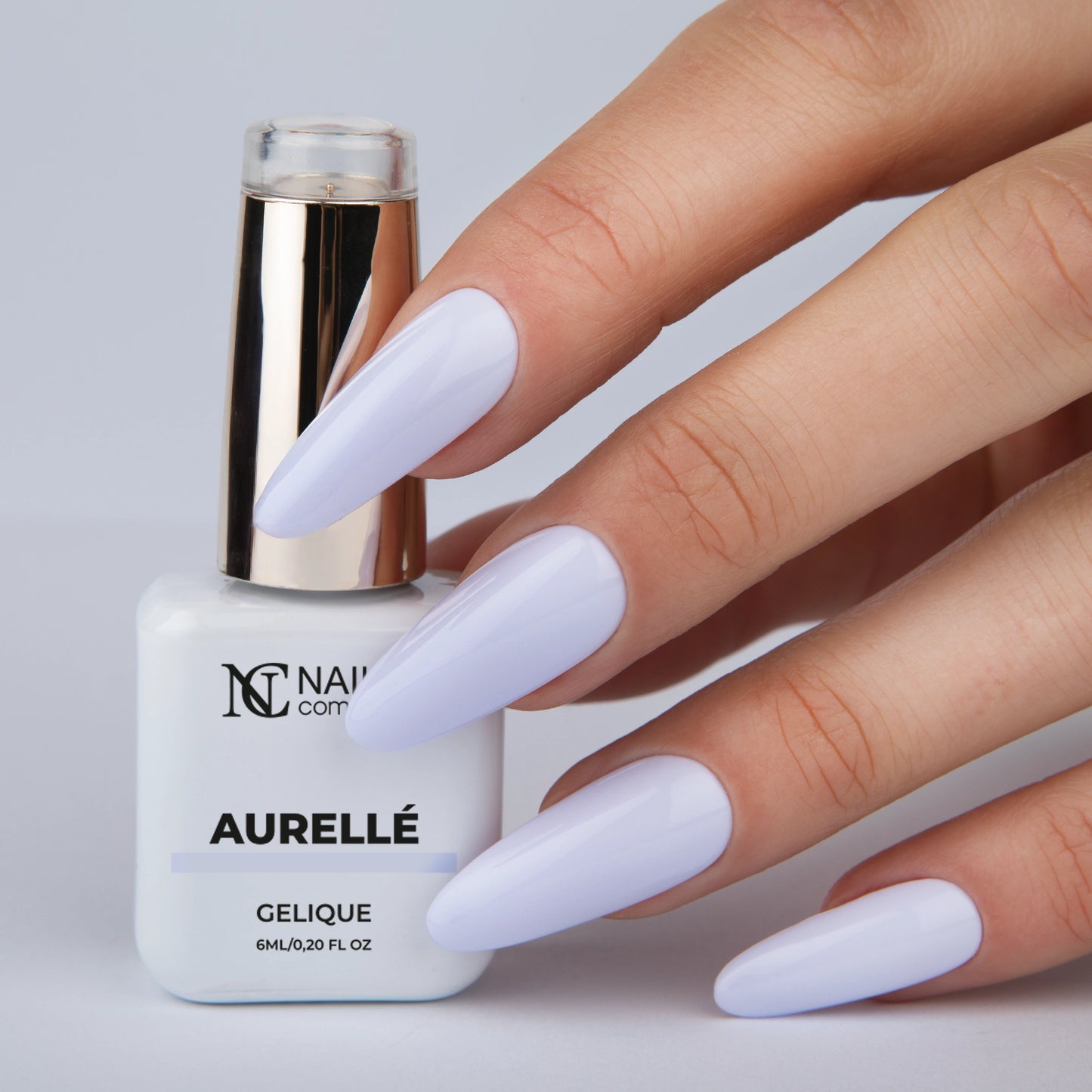 Vernis semi permanent Aurelle Nails Company lavande pastel applique sur les ongles, main avec flacon La Petite.