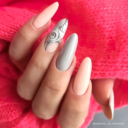 Ongles avec le vernis semi-permanent Bad Love de Nails Company, gris profond associé à un nail art contrasté