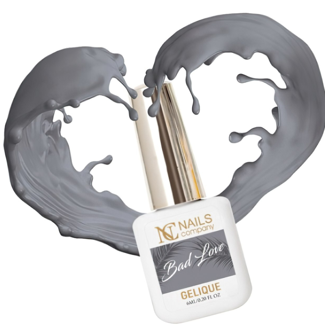 Vernis semi-permanent Bad Love de Nails Company en flacon, gris profond neutre formant un cœur de matière collection Feminity