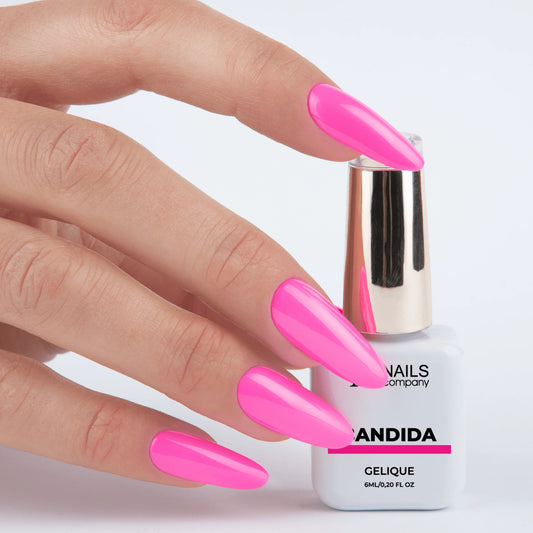 Vernis semi permanent Bandida Nails Company tenu en main avec couleur rose intense visible.