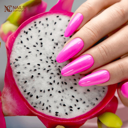 Manucure réalisée avec vernis semi permanent Bandida Nails Company rose intense sur les ongles.