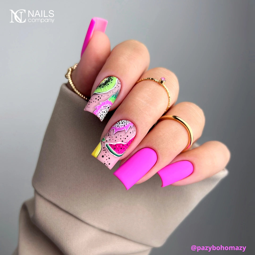 Manucure avec nail art réalisée au vernis semi permanent Bandida Nails Company rose intense.