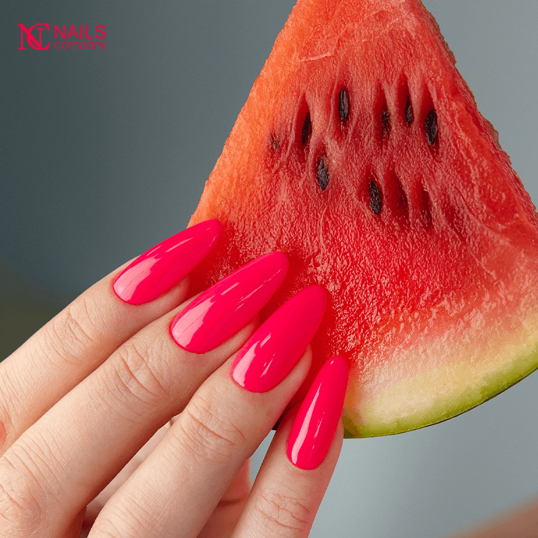 Manucure réalisée avec vernis semi permanent Bebesita Nails Company rose framboise sur les ongles.