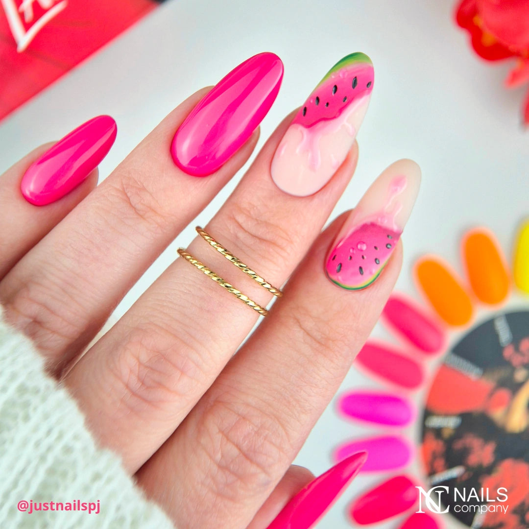 Manucure avec nail art réalisée au vernis semi permanent Bebesita Nails Company rose framboise.