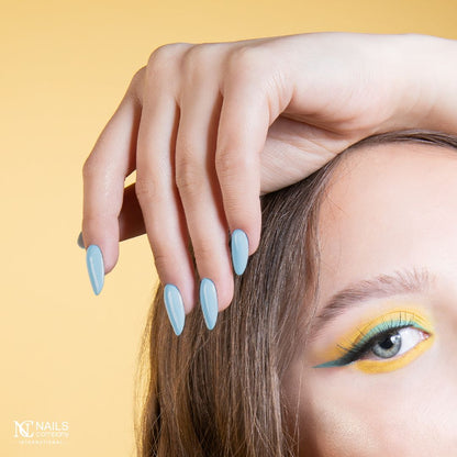 Manucure réalisée avec vernis semi permanent Bianca Nails Company bleu pastel clair appliqué sur les ongles.