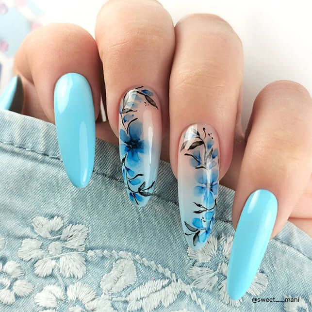 Manucure avec vernis semi permanent Bianca Nails Company bleu pastel clair accompagnée d’un nail art.