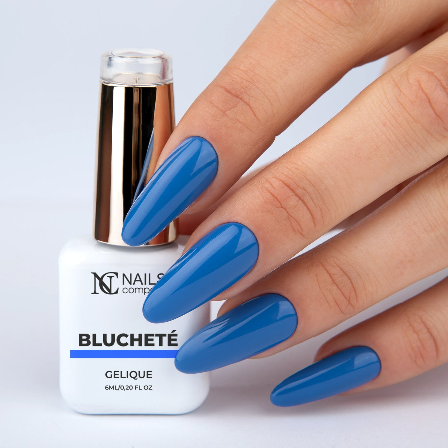 Vernis semi permanent Bluchete Nails Company bleu cobalt intense appliqué sur les ongles, main avec flacon La Petite.