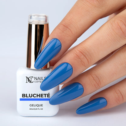 Vernis semi permanent Bluchete Nails Company bleu cobalt intense appliqué sur les ongles, main avec flacon La Petite.