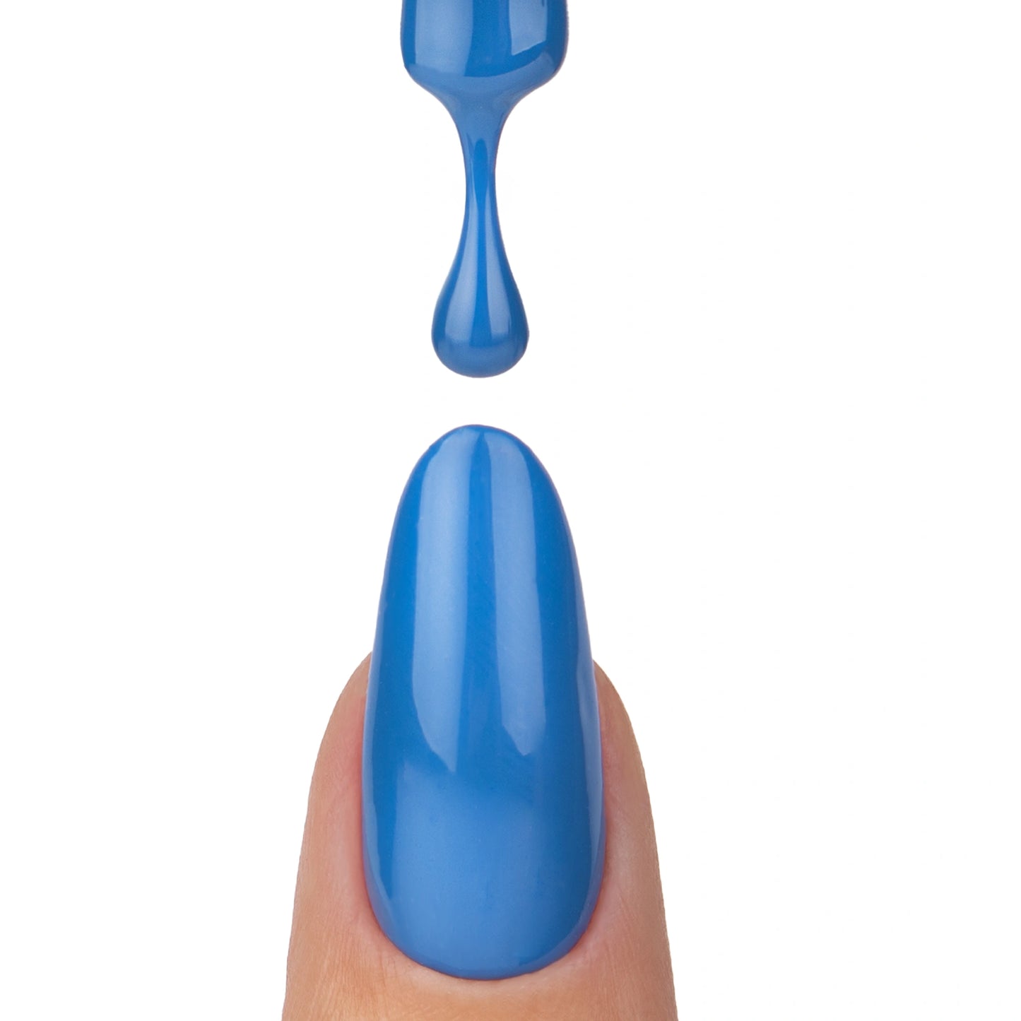 Application du vernis semi permanent Bluchete Nails Company bleu cobalt intense texture crémeuse au pinceau.