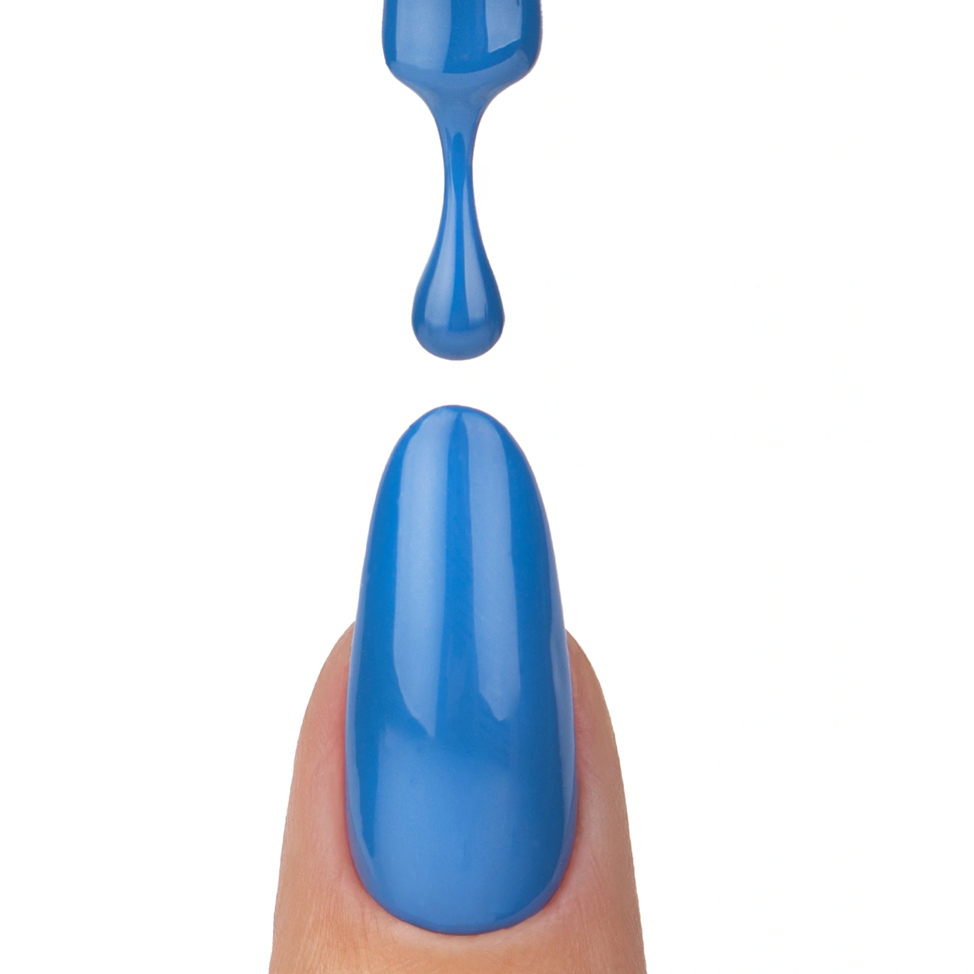 Application du vernis semi permanent Bluchete Nails Company bleu cobalt intense texture crémeuse au pinceau.