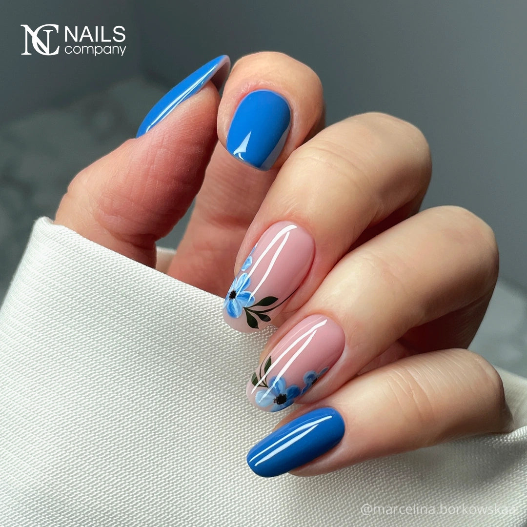 Résultat de manucure avec vernis semi permanent Bluchete Nails Company bleu cobalt collection La Petite.