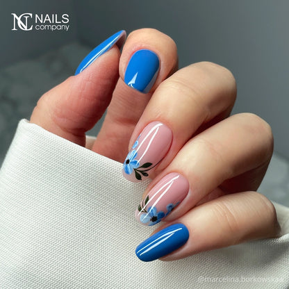 Résultat de manucure avec vernis semi permanent Bluchete Nails Company bleu cobalt collection La Petite.