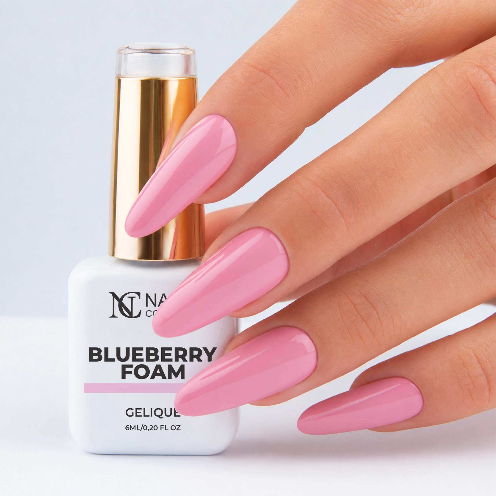Main tenant le flacon de vernis semi-permanent Blueberry Foam de Nails Company, collection Pick Your Autumn Drink