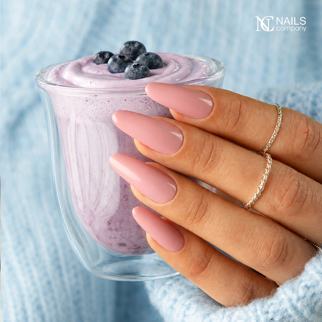 Exemple de pose avec le vernis semi-permanent Blueberry Foam rose pastel de Nails Company, collection Pick Your Autumn Drink