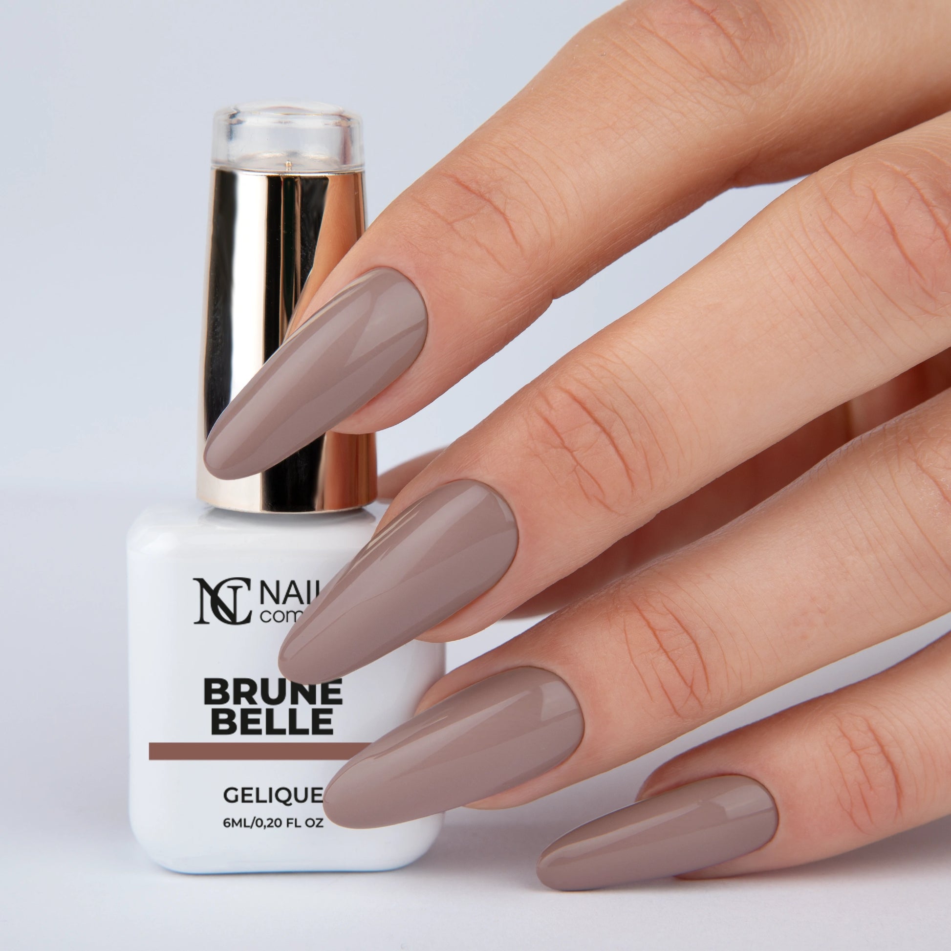 Vernis semi permanent Brune Belle Nails Company taupe beige gris appliqué sur les ongles, main avec flacon La Petite.