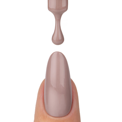 Application du vernis semi permanent Brune Belle Nails Company taupe beige gris texture crémeuse appliquée au pinceau.