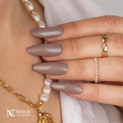 Manucure réalisée avec le vernis semi permanent Brune Belle Nails Company taupe doux beige gris.