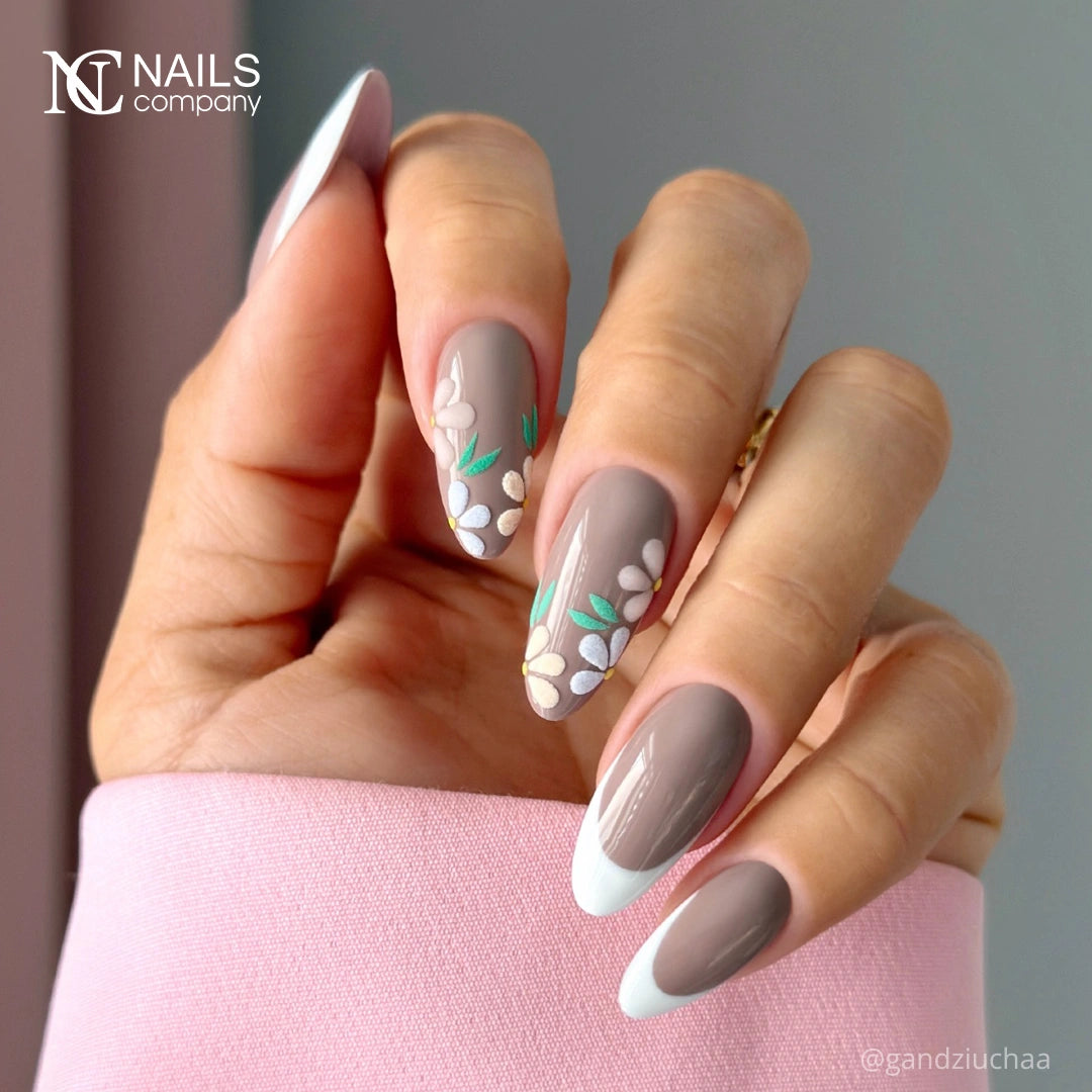 Résultat de manucure avec vernis semi permanent Brune Belle Nails Company taupe beige gris collection La Petite.