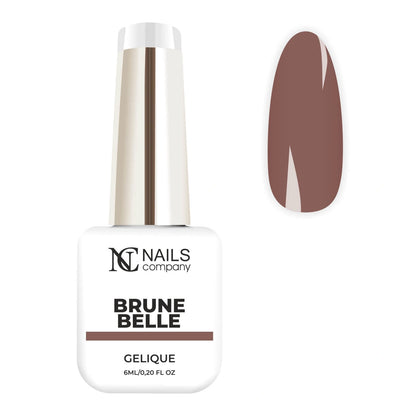 Vernis semi permanent Brune Belle Nails Company taupe doux beige et gris de la collection La Petite, flacon présenté avec tips.