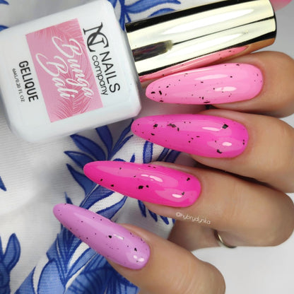 Main tenant le flacon de vernis semi-permanent Bunga Bali de Nails Company avec les ongles portant la teinte
