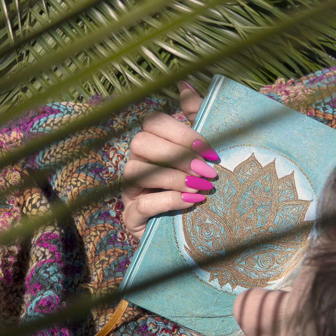 Ongles portant le vernis semi-permanent Bunga Bali rose de Nails Company