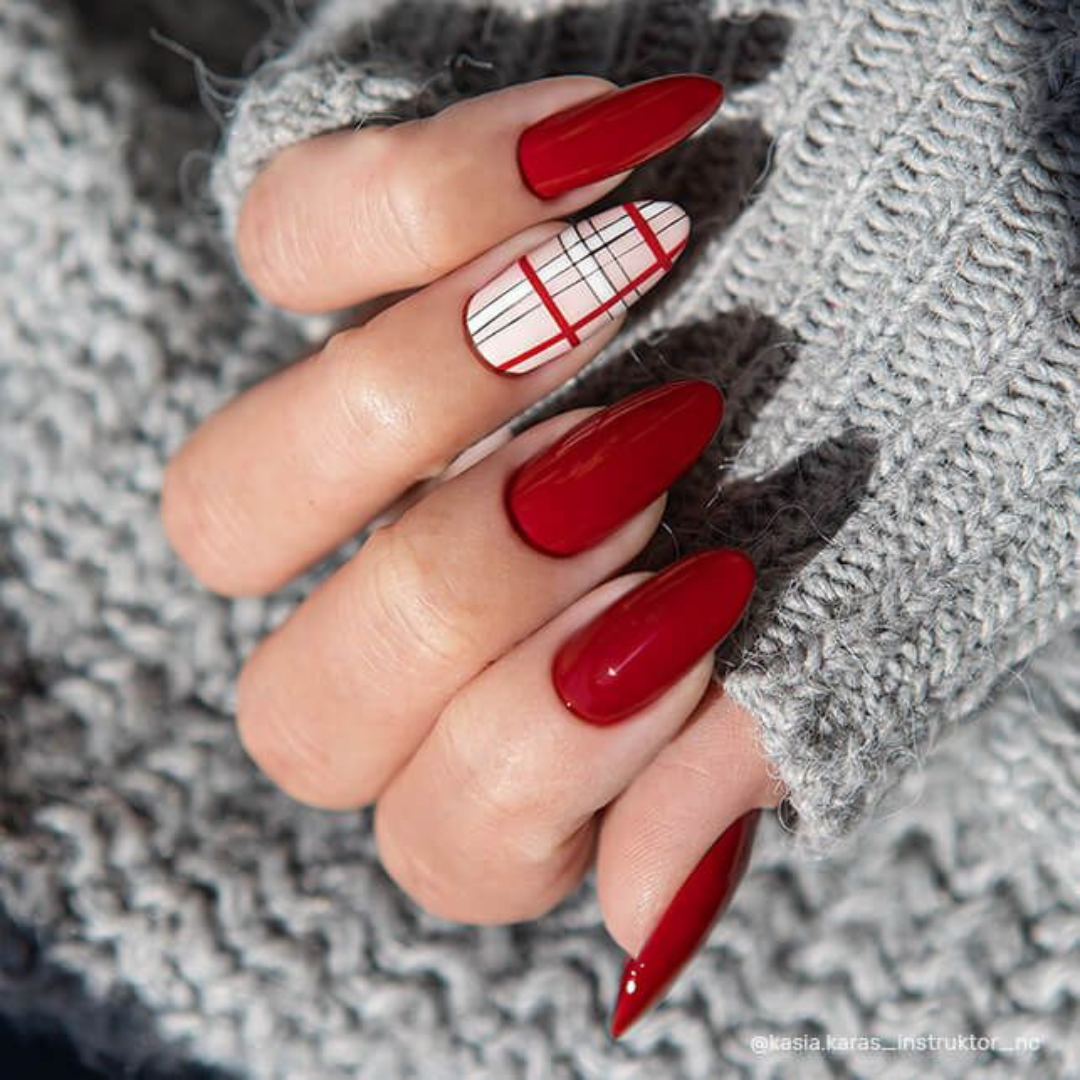 Ongles naturels avec le vernis semi-permanent Caponata de Nails Company, rouge foncé utilisé dans un nail art