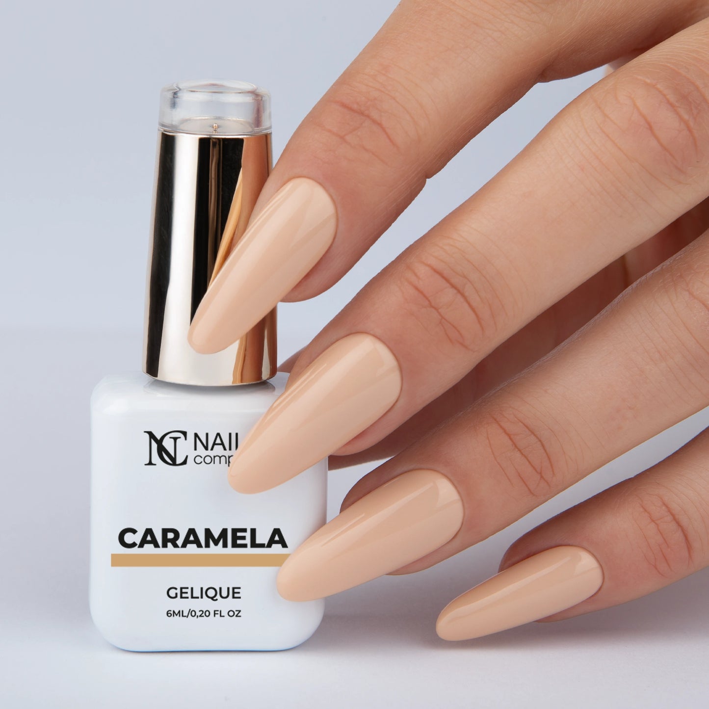 Vernis semi permanent Caramela Nails Company nude caramel appliqué sur les ongles, main avec flacon de la collection La Petite.