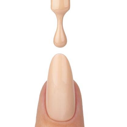 Application du vernis semi permanent Caramela Nails Company, texture crémeuse nude caramel appliquée au pinceau.