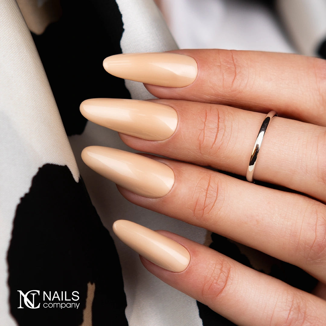 Manucure réalisée avec le vernis semi permanent Caramela Nails Company, teinte nude caramel homogène.