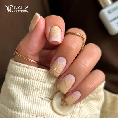 Résultat de manucure avec vernis semi permanent Caramela Nails Company nude caramel de la collection La Petite.