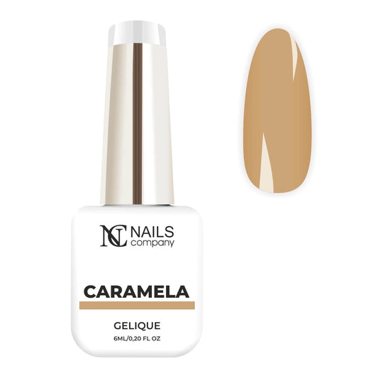 Vernis semi permanent Caramela Nails Company nude caramel avec sous-ton chaud et lacté, flacon présenté avec tips.