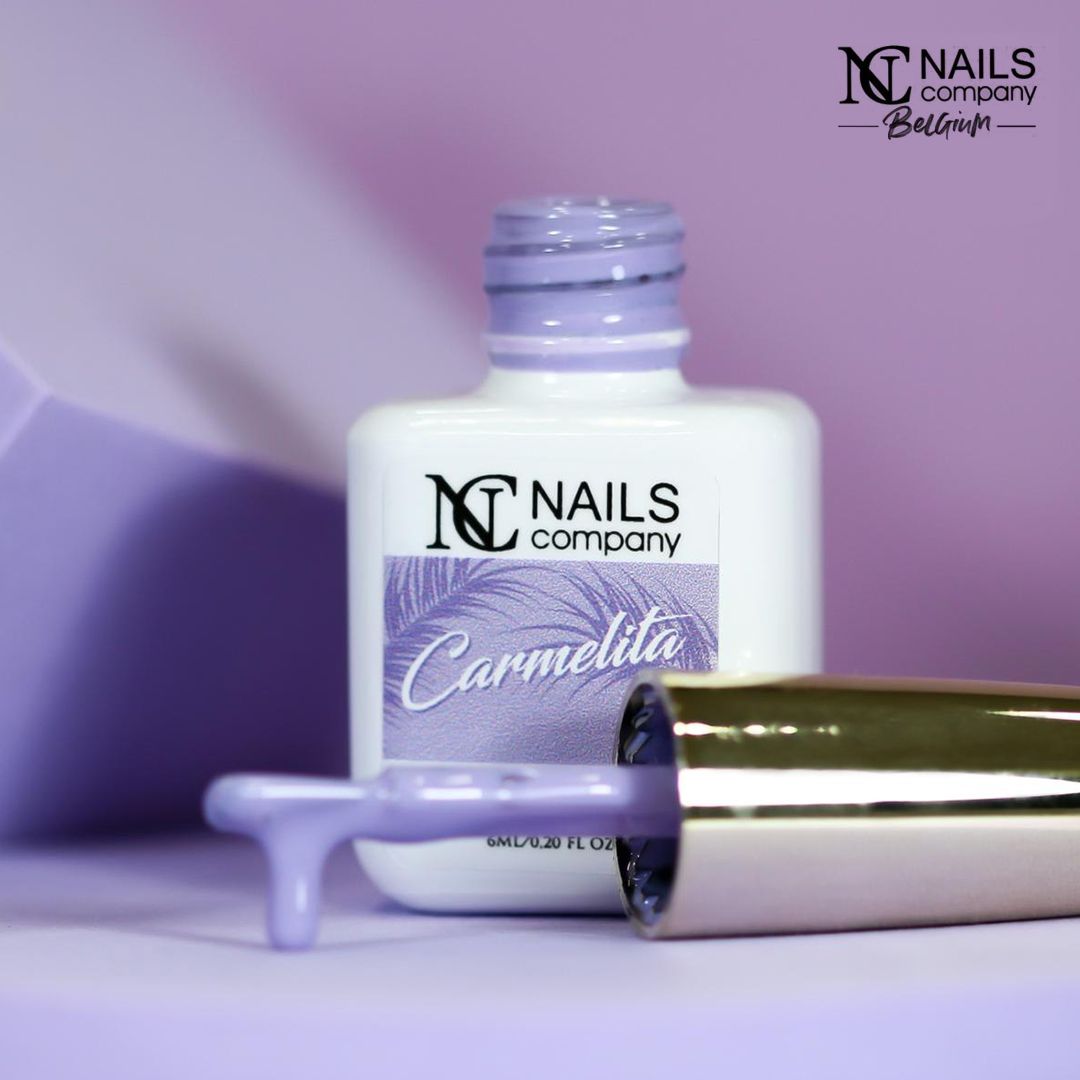 Vernis semi permanent Carmelita Nails Company violet pastel doux avec flacon ouvert et pinceau chargé de couleur.
