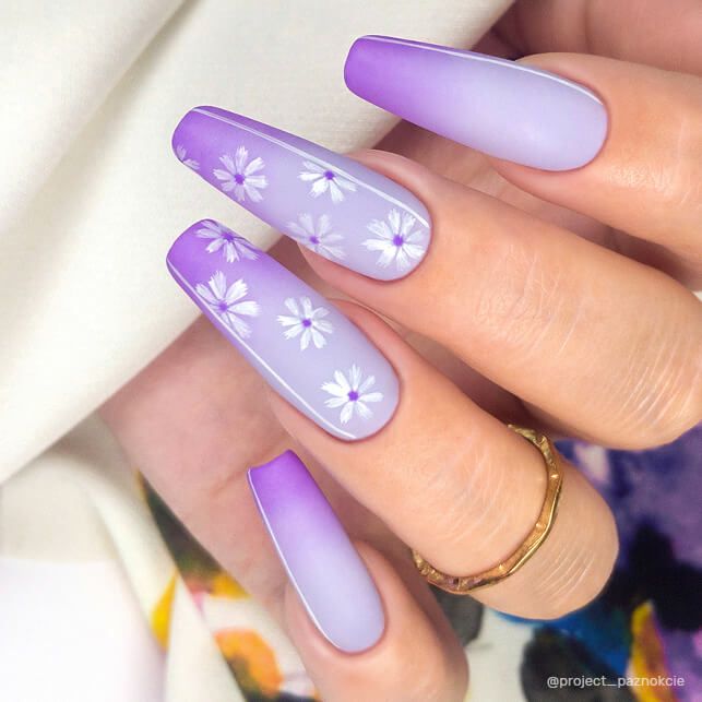 Manucure réalisée avec vernis semi permanent Carmelita Nails Company violet pastel doux avec nail art.