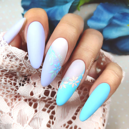 Pose d’ongles avec vernis semi permanent Carmelita Nails Company violet pastel accompagnée d’un nail art.